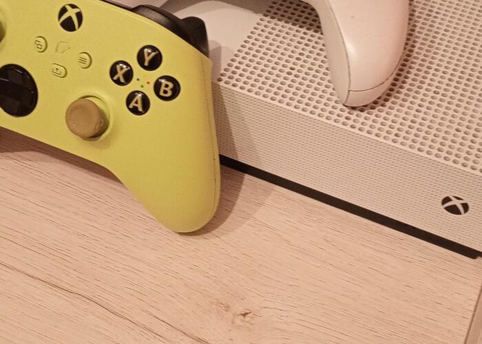 Grajewo ogłoszenia: Xbox one s all digital 512gb + 2 pady i okablowanie